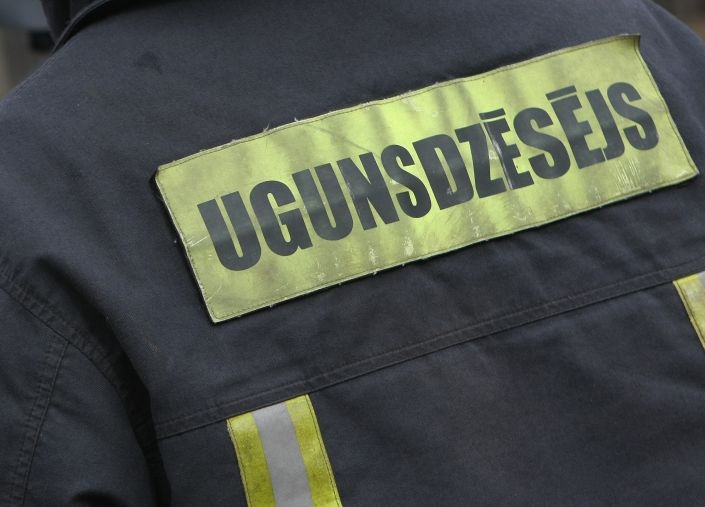Ugunsdzēsēji izglābj kanalizācijas akā iekritušu ezi