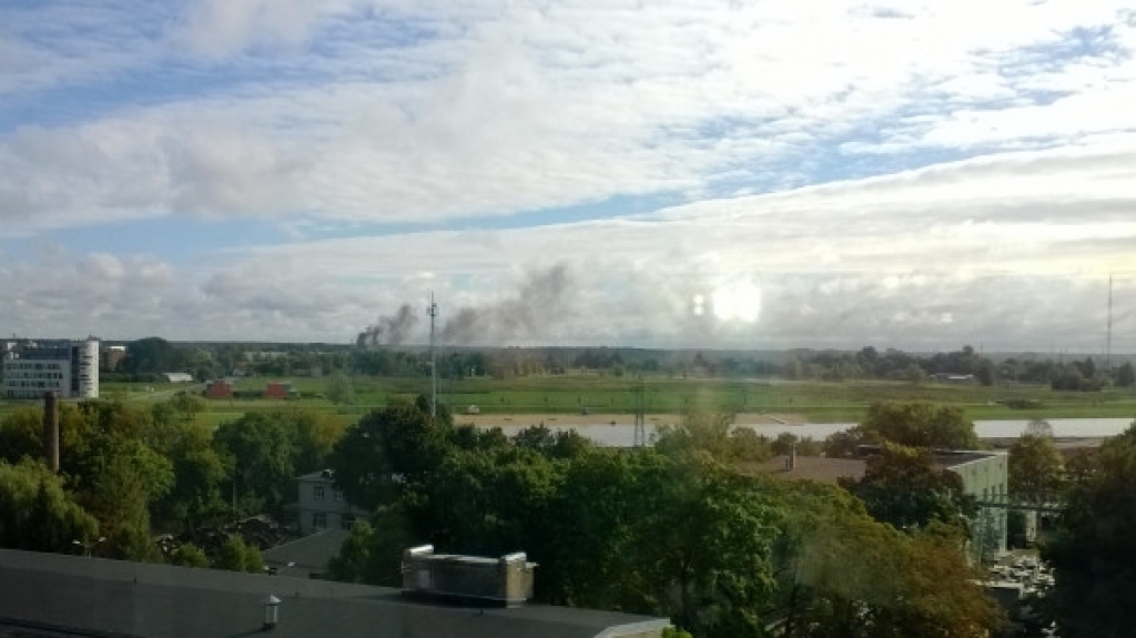 FOTO: Naftas bāzē Jelgavā atkal izcēlies ugunsgrēks