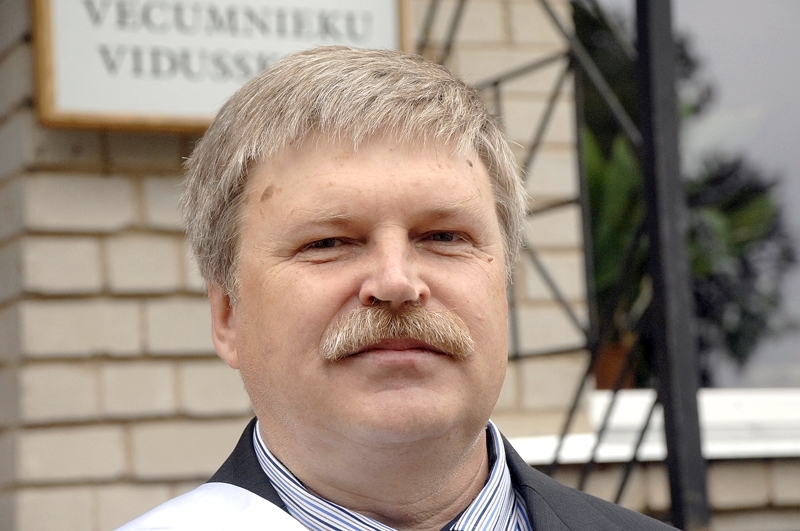 Apbalvo Vecumnieku vidusskolas direktoru