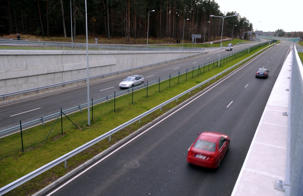 Pabeigta Dienvidu tilta 3.kārtas būvniecība; atklāj satiksmei tilta pievadceļus Zemgales virzienā
