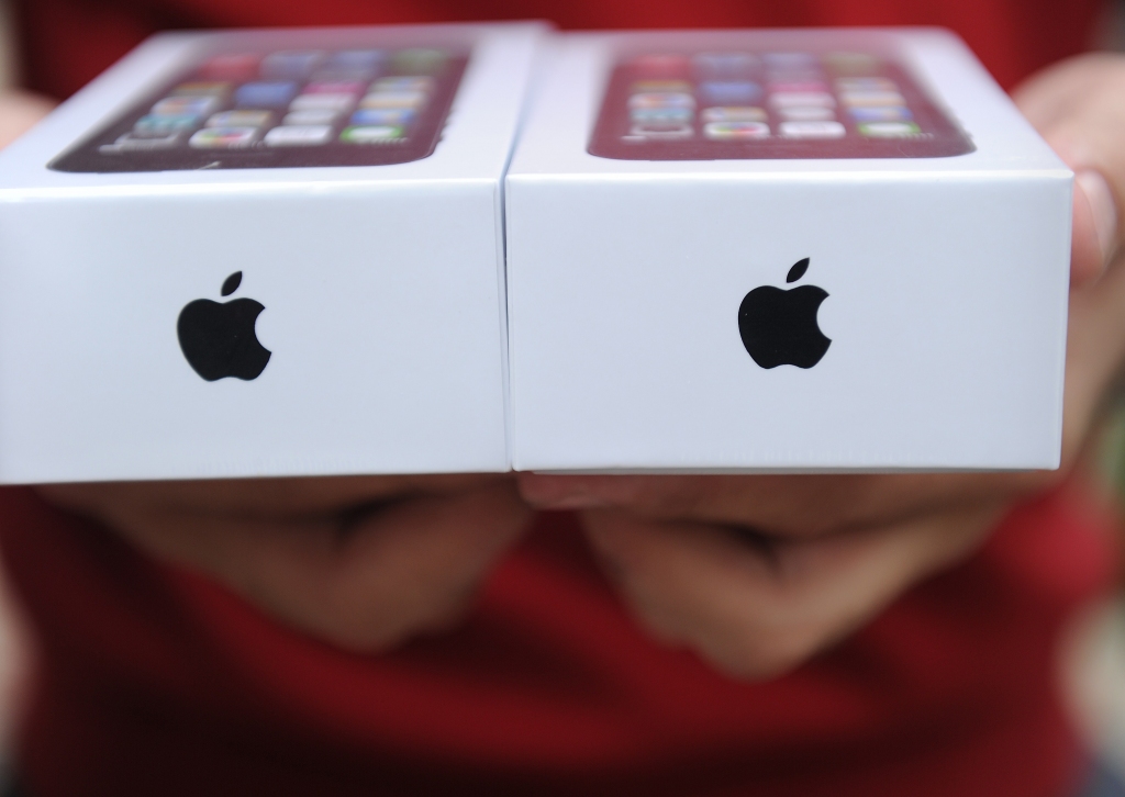 Papildināta ar foto - Capital sāk tirgot jaunos iPhone; latvieši rindās pēc tā nestāv