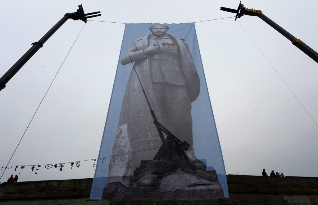Prāgā Staļina pieminekļa vietā izkārts milzīgs Putina plakāts