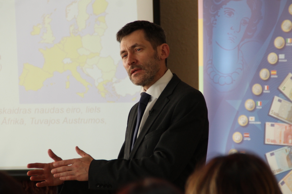 Bauskā seminārā informē par eiro naudaszīmju drošību