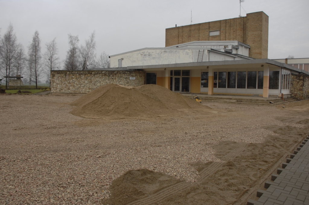  Labo laukumu pie Grenctāles kultūras nama