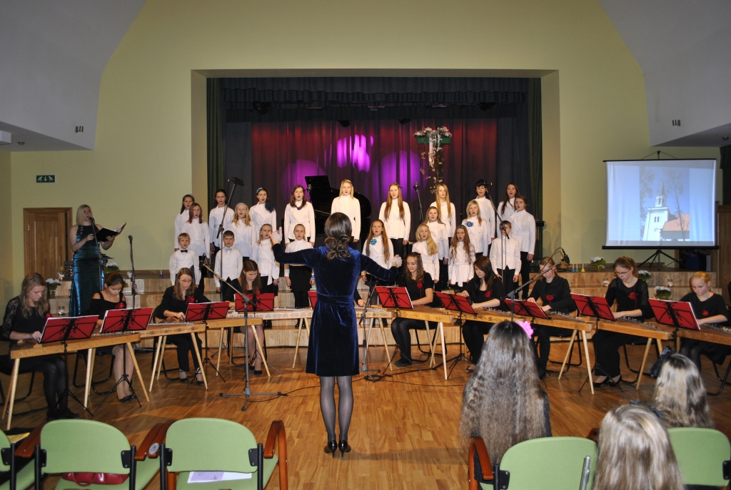 Iecavas mūzikas skolas jubilejas koncertā iepriecina krāsains sniegums