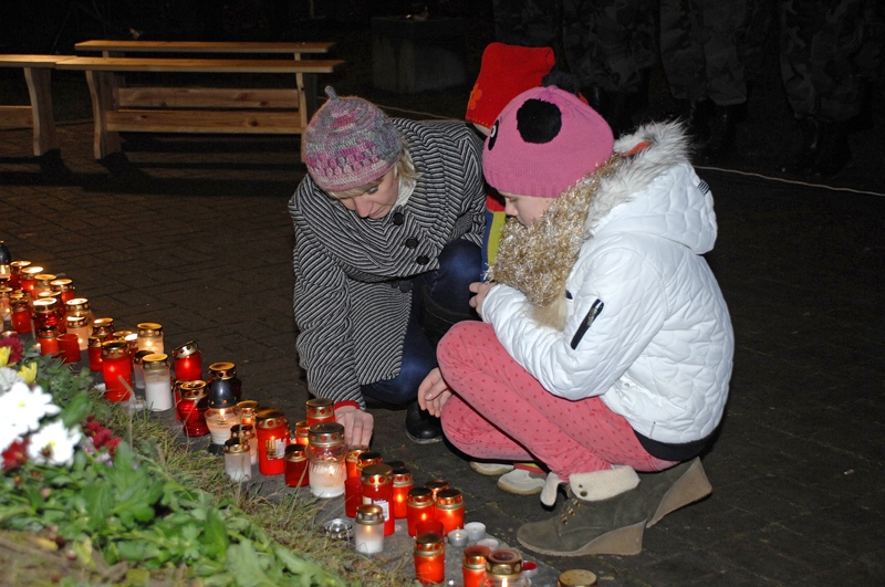 Izrāda cieņu Brīvības cīņās kritušajiem