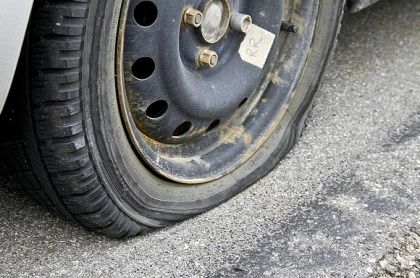 Pārdur riepas diviem auto