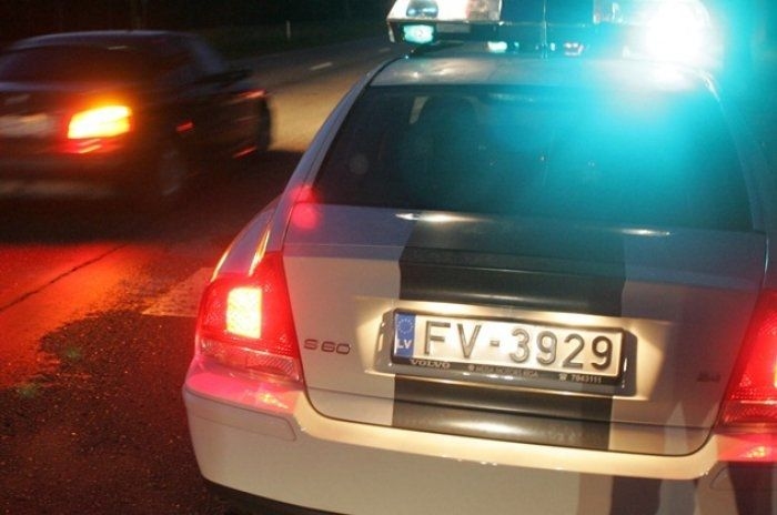 Nobrauc no ceļa un ietriecas stabā