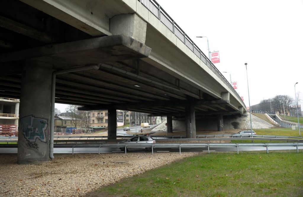 Atklāts rekonstruētais K.Valdemāra un Daugavgrīvas ielas satiksmes mezgls
