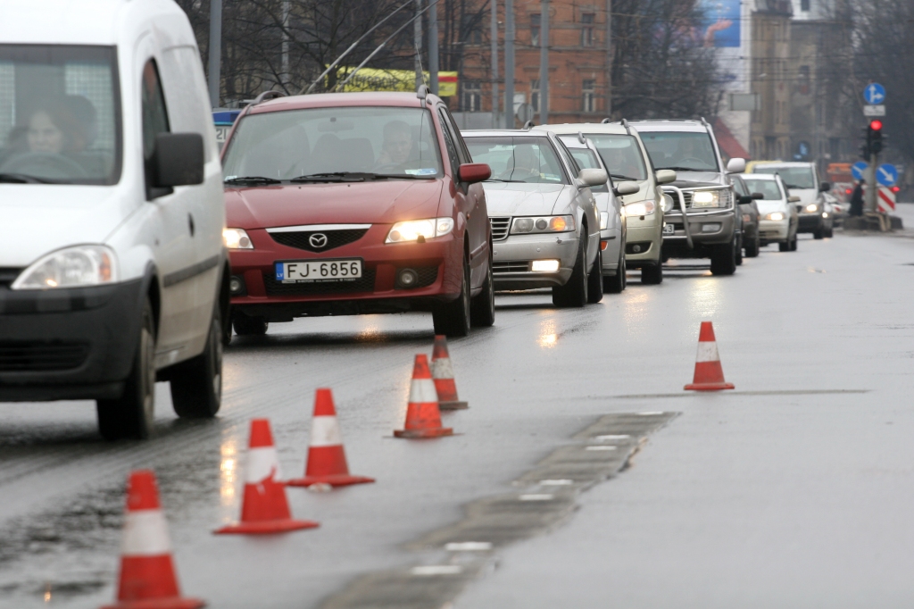 Valsts svētku priekšvakarā Rīgā ierobežos satiksmi