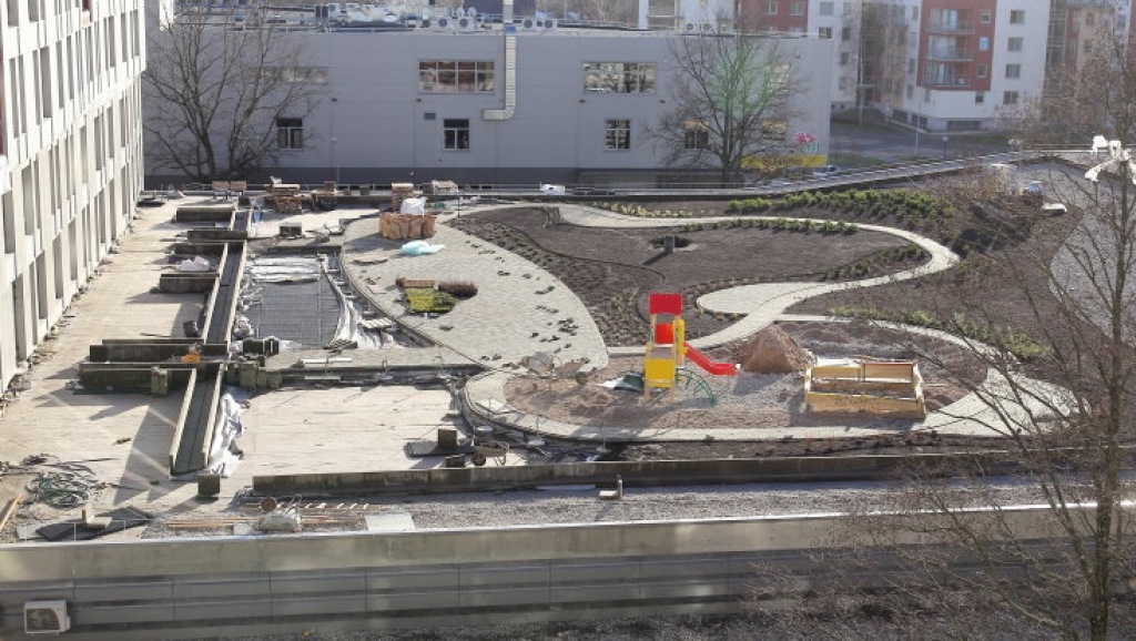 Būvnieks un būvuzraugs nezina, cik liels smagums atradies uz sabrukušā veikala jumta