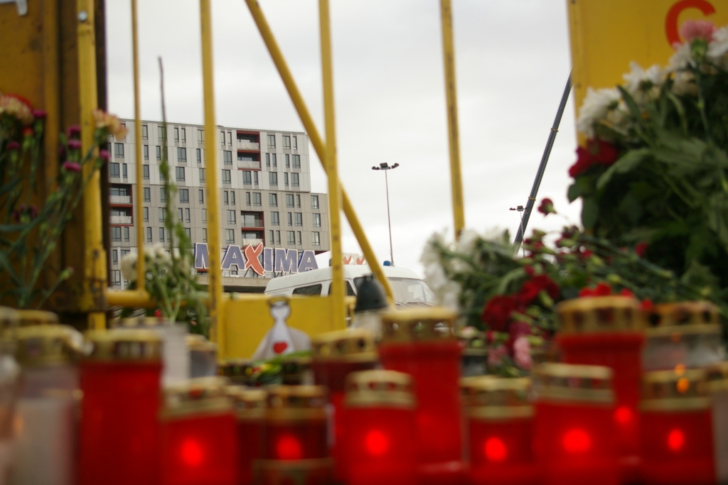FOTO: Ļaudis turpina sērot Zolitūdē