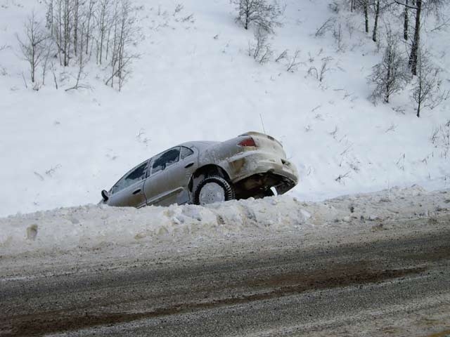 Neizvēlas drošu ātrumu uz slideniem ceļiem