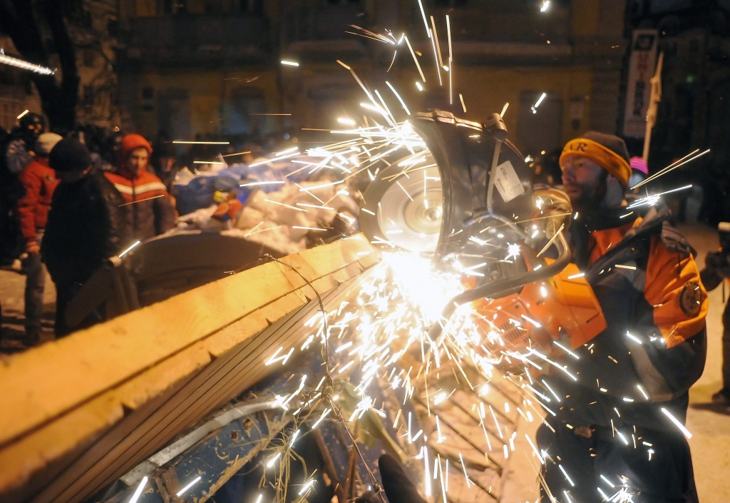 Milicijai izdevies novākt protestētāju barikādes Kijevas centrā; notikušas arī sadursmes