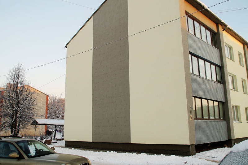 Sarma pārklāj siltināto ēku sienas