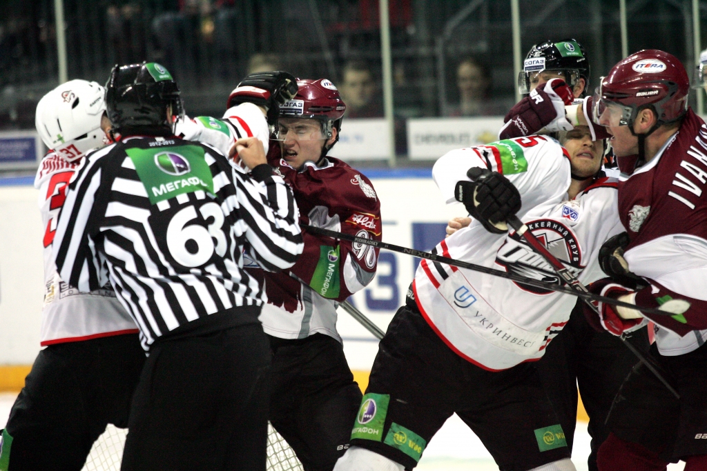 Samazināts KHL jauno spēlētāju limits