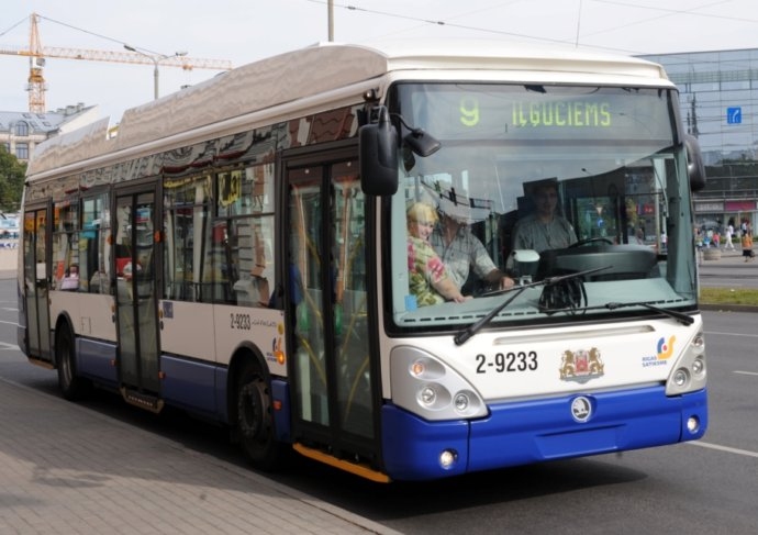 31.decembrī un 1.janvārī sabiedrisko transportu Rīgā varēs izmantot bez maksas; Jaungada naktī transports kursēs līdz rītam