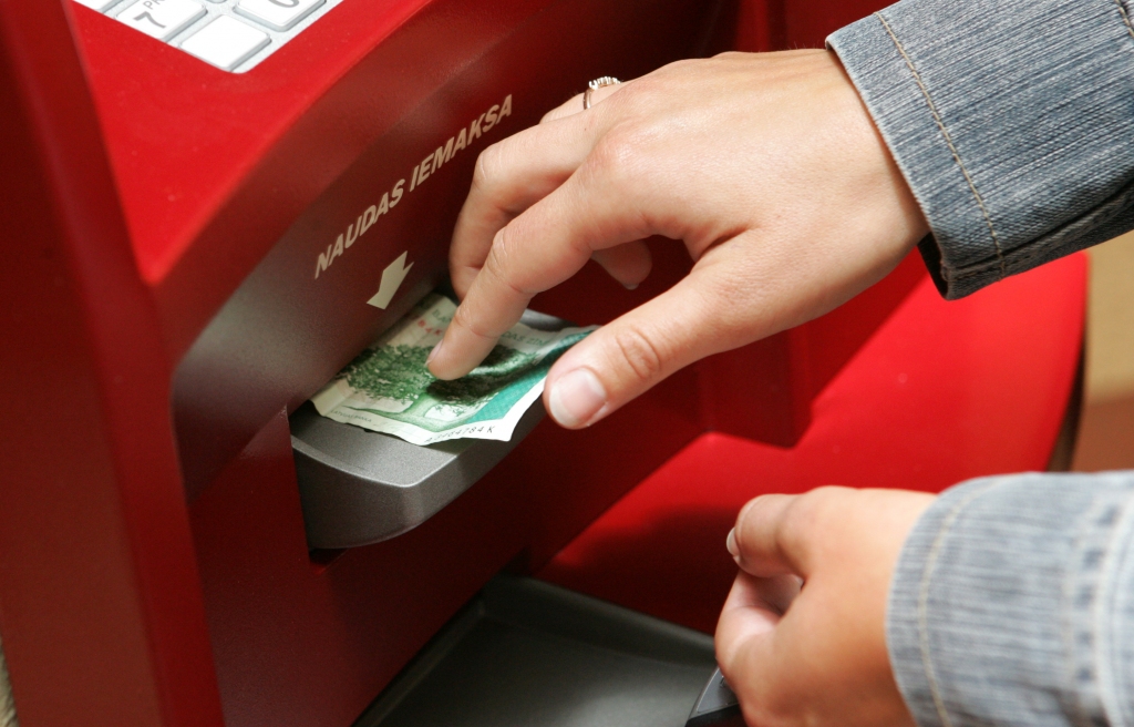 Cilvēki joprojām aktīvi iemaksā latus bankomātos