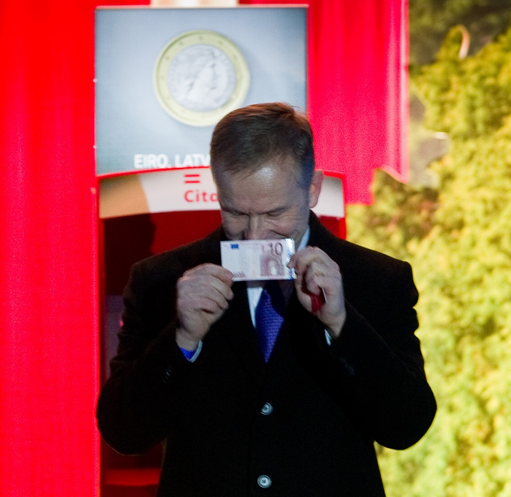 FOTO: Pēc Latvijas pievienošanās eirozonai amatpersonas svinīgā pasākumā izņem no bankomāta pirmos eiro