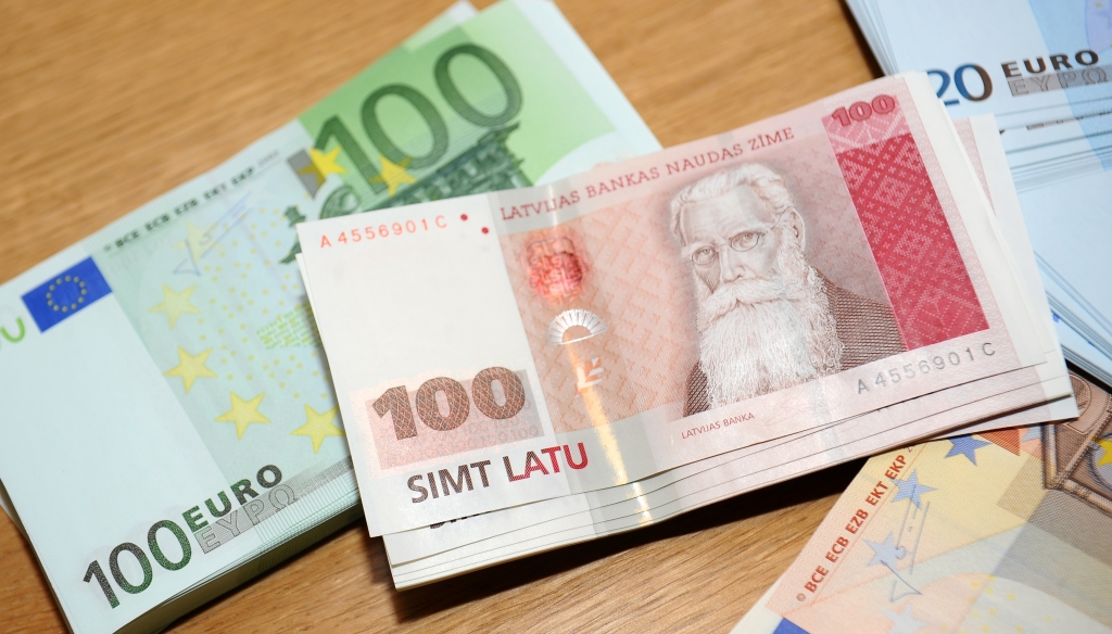 Apgrozībā ir ap 630,8 miljoniem latu