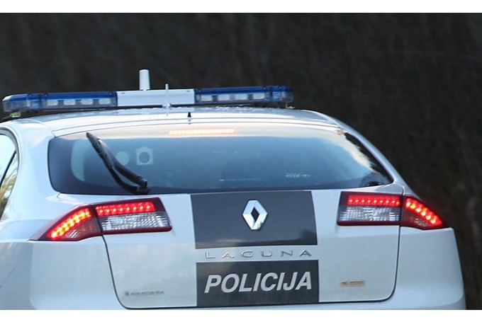Iecavā šoferis nesavalda auto un sabojā ceļa zīmes