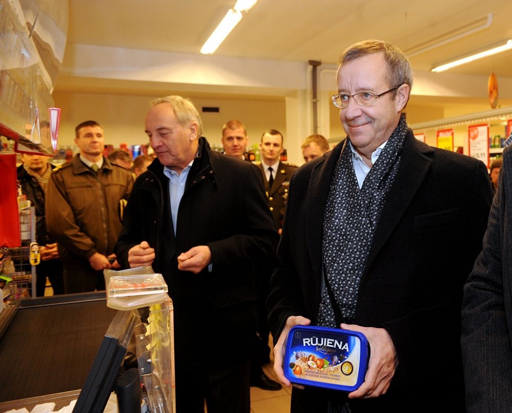 Papildināts ar foto - Ilvess savu solījumu tur un atbrauc pēc Rūjienas saldējuma