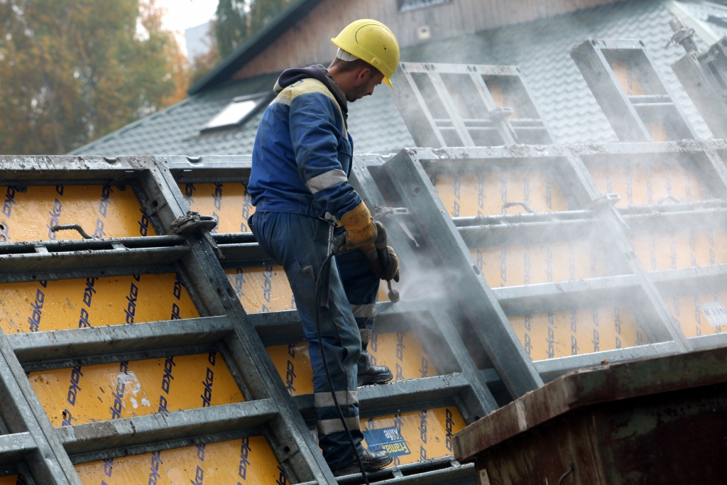 Eksperti šogad prognozē algu kāpumu