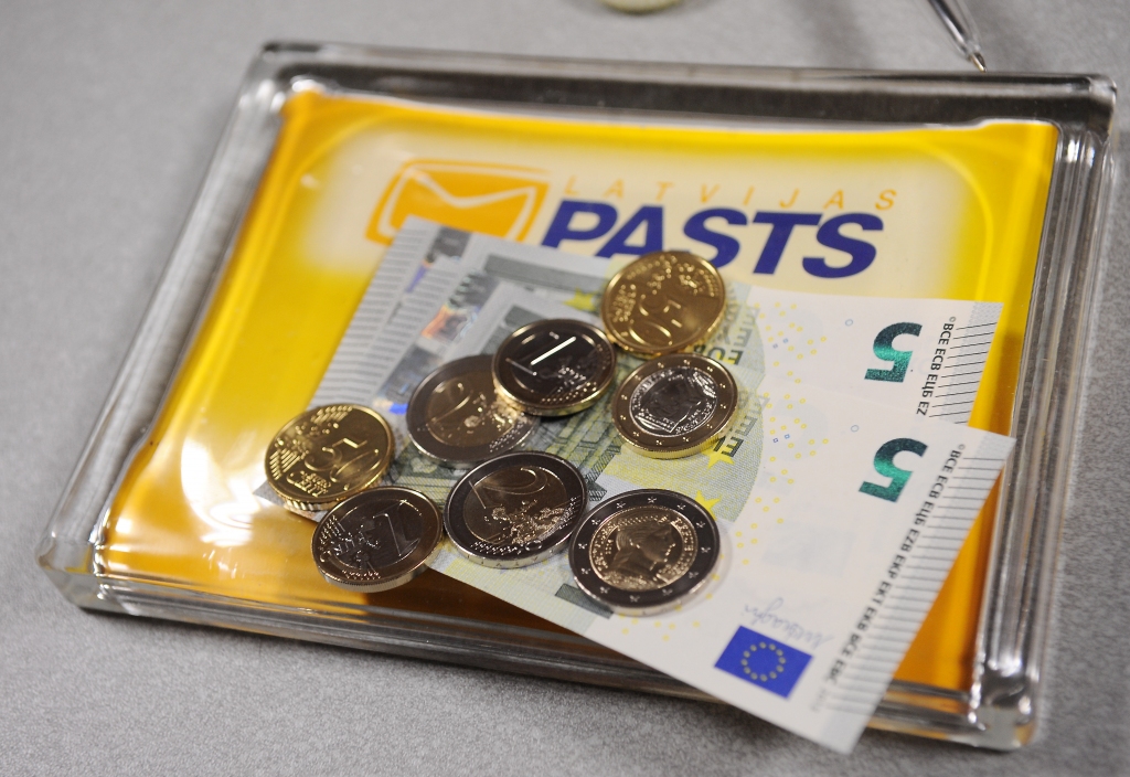 Pastā pirmajā darba dienā pret eiro samainīts vairāk nekā miljons latu