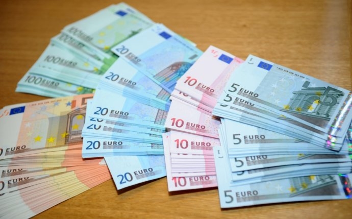 Pastā pirmajā darba dienā pret eiro samainīts vairāk nekā miljons latu