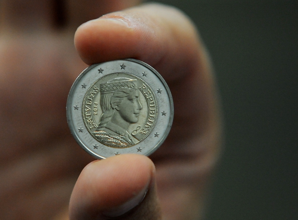 Bloomberg uz Latvijas eiro monētas attēloto Mildu nosauc par slaucēju