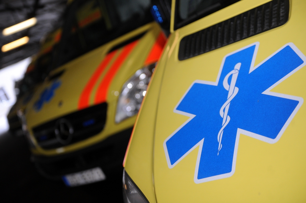 Mediķi izglābj vīrieti, kuram ceļā uz slimnīcu vairākkārt apstājas sirds