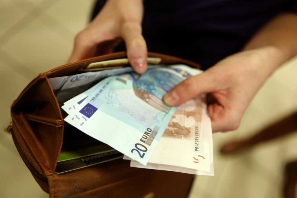 EK: Latvijā divas trešdaļas no skaidras naudas maksājumiem jau tiek veikti eiro