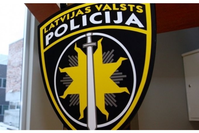 No Saulaines stadiona nozagtas gumijas plāksnes