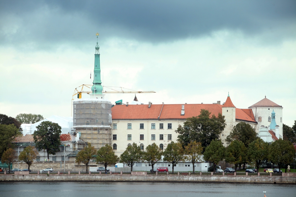 Rīgas pils dīkstāvē ar bažām gaida sniegu