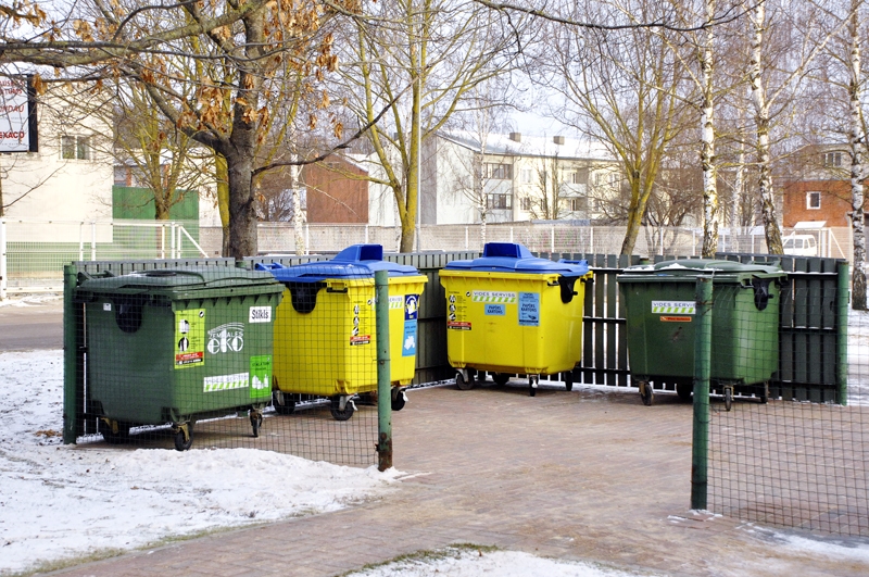 Ķīviņi ap atkritumu tvertnēm turpinās
