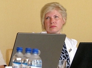 Deputāte Aija Spriņķe noliek mandātu