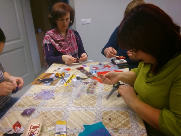 Zorģēnietes darina pērļu rotas