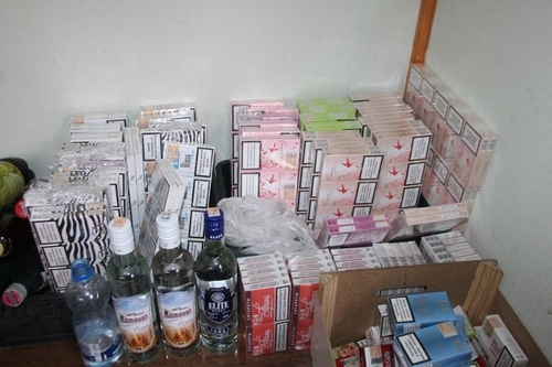 Dzīvoklī Gailīšos uzietas nelegālās cigaretes un alkohols