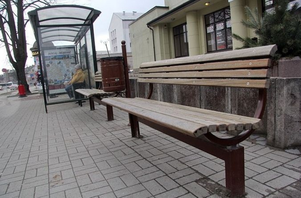Pusotru gadu pēc nodošanas ekspluatācijā Jelgavā soliņi jau bez krāsas