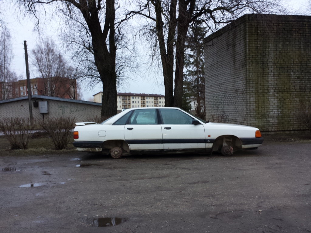 Īslīcē naktī apzagti automobiļi