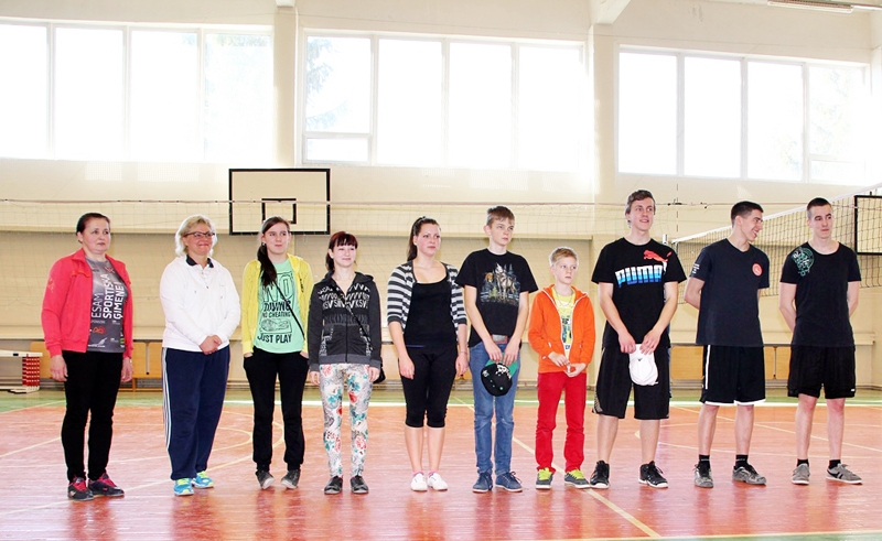 Rundālē sacenšas badmintonā