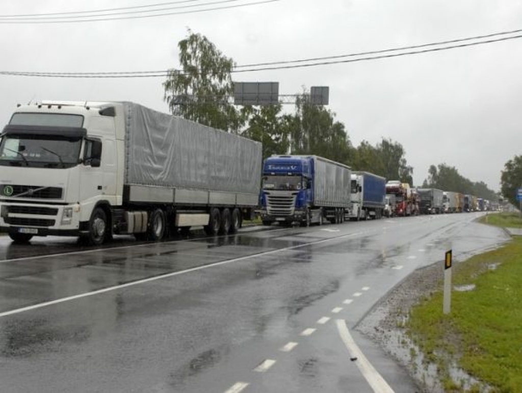 Ceraukstē uz ceļa A7 izveidojusies kilometriem gara auto rinda