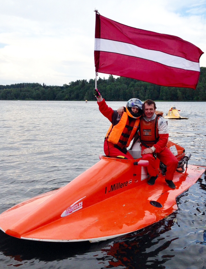 Ūdensmotosportā uz pjedestāla tēvs un meita