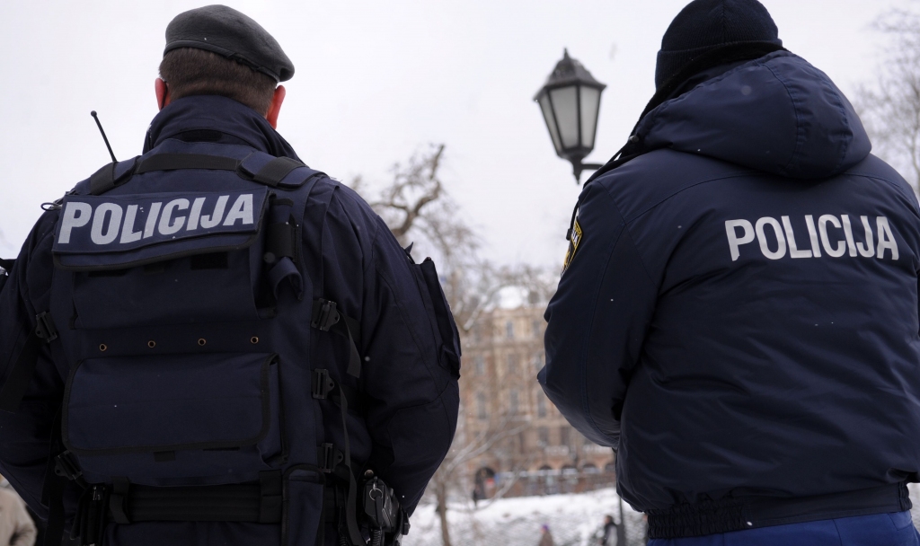 Straujuma aicina palielināt algas policistiem un neturēt viņus «bada maizē»