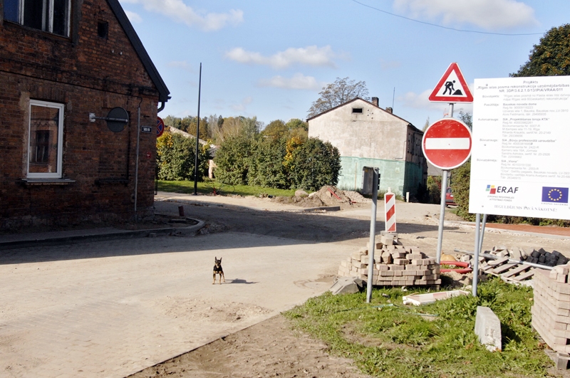 Rīgas iela satiksmei joprojām slēgta