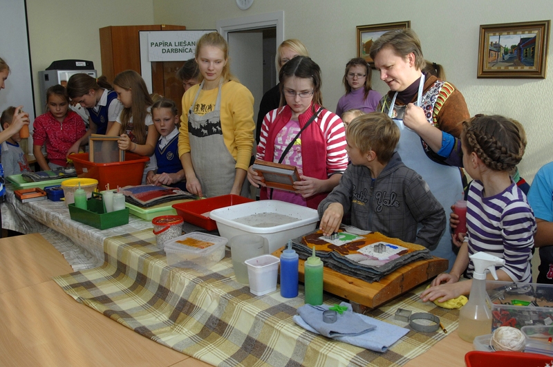 Rundālē no papīra lej mākslas darbus 