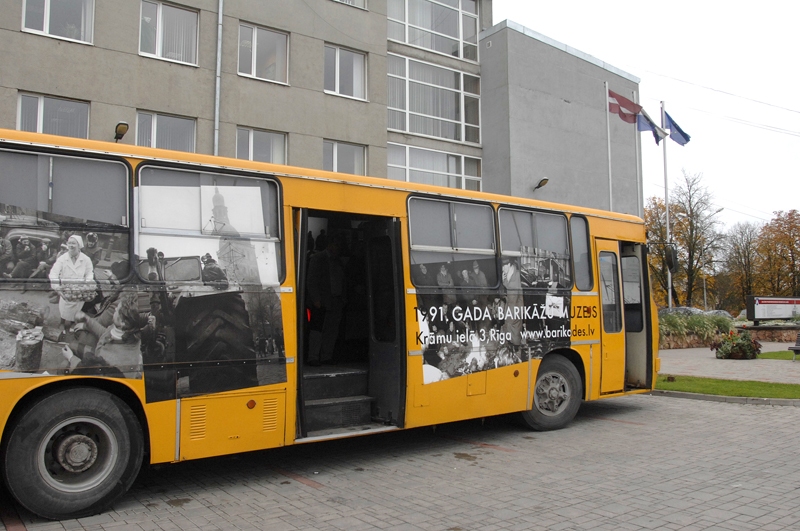 Skolēni gūst priekšstatu par barikāžu laiku
