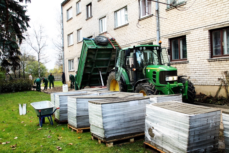 Bauskā labiekārto namu pagalmus