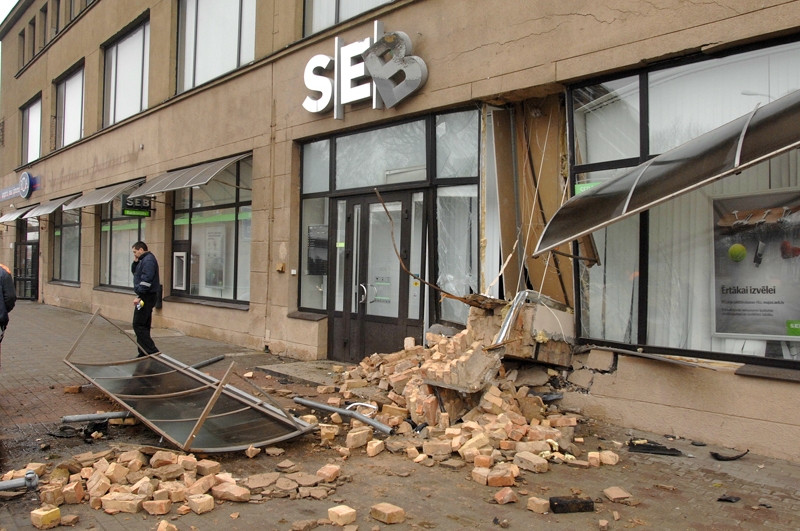 Bauskā ar BMW taranē banku