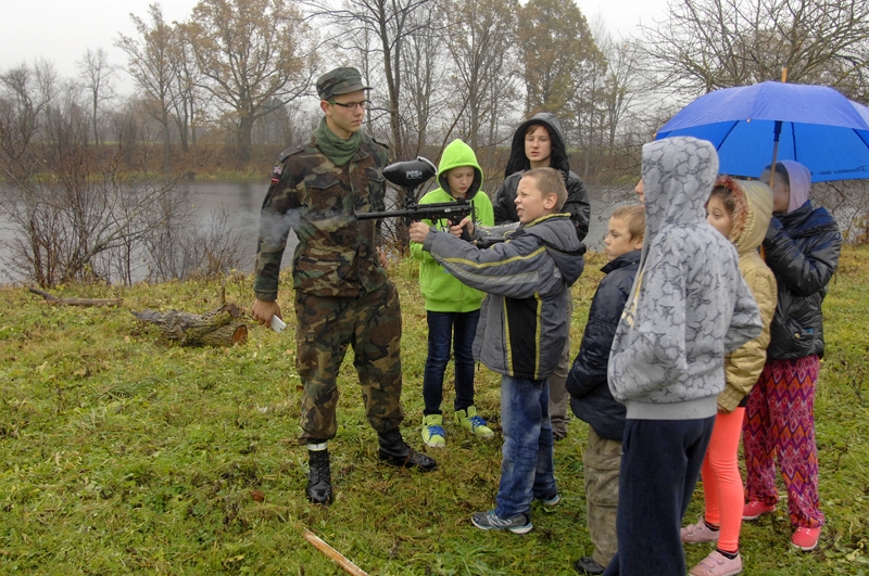Pilsrundāles jaunsargus cīņā par «Lāčplēša kausu» lietus nebiedē